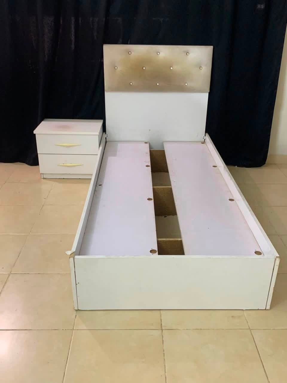 سلام عليكم عرفه نوم أم نفر ويا كنتور ويا ميز ويا تلفزيون تلفزيون يرادله لد عاطله
سعر كله 300بيه مجال ***********
