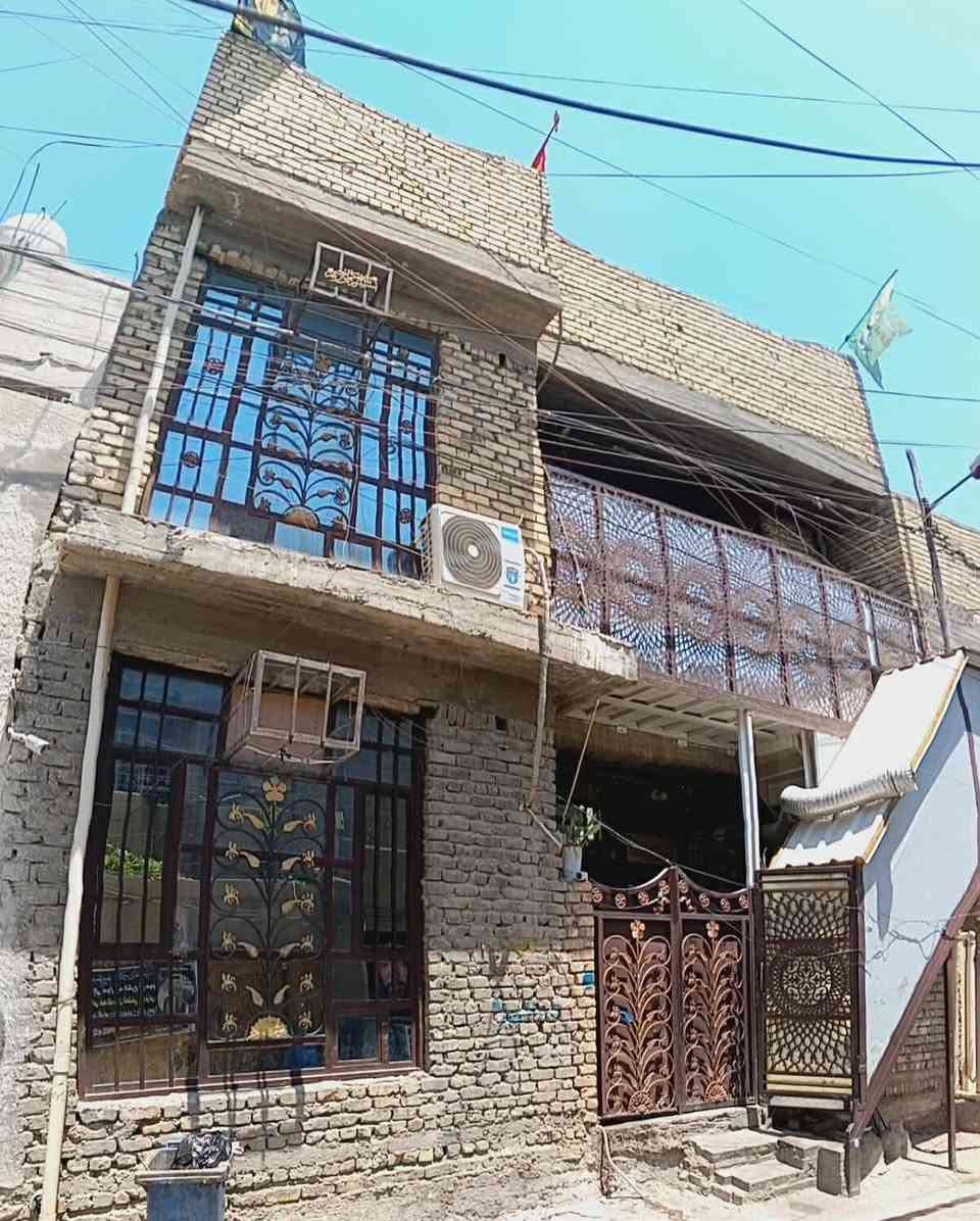 بيت طابقين مسلح بناء ٢٠١٦ مساحة ١١٠ م قطاع ٤٢ قرب المدارس 
الارضي 
استقبال + 2 غرف نوم + صالة + مطبخ / حمام / مرافق 
الطابق الاول
3 غرف نوم + صالة + مطبخ / صحيات مشترك
درج خارجي
ويصلح لفصل الارضي عن الاول .
للاستفسار على الرقم 
***********
