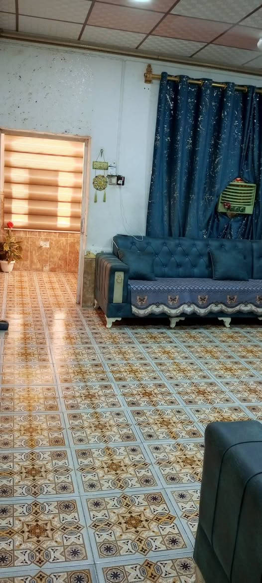 السلام عليكم.  بيت للبيع مساحته200م يتكون من استقبال وهول ومطبخ وغرف نوم2جوه و2فوك وصحيات العدد4 طابو زراعي عنوان بعقوبه سبعه نيسان للاستفسارعلى الخاص او الاتصال على الرقم ***********

