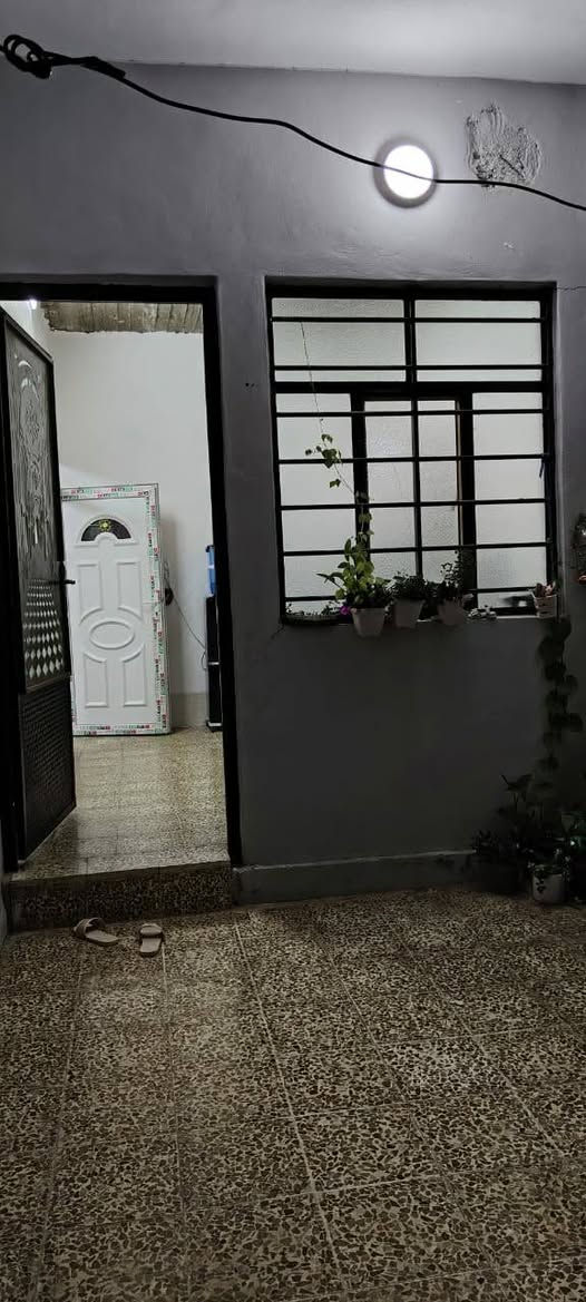 بيت  مساحة 120متر مربع في القوسيات
خلف محل الفيتري بناء حديث سند ٢٥ بي كارت من البلدية باسمي صاحب الكاع الشرعي موجود غرفتين نوم واستقبال وهول وصحيات داخلية وخارجية السعر 55وبي مجال 
***********
بي واتساب الرقم
