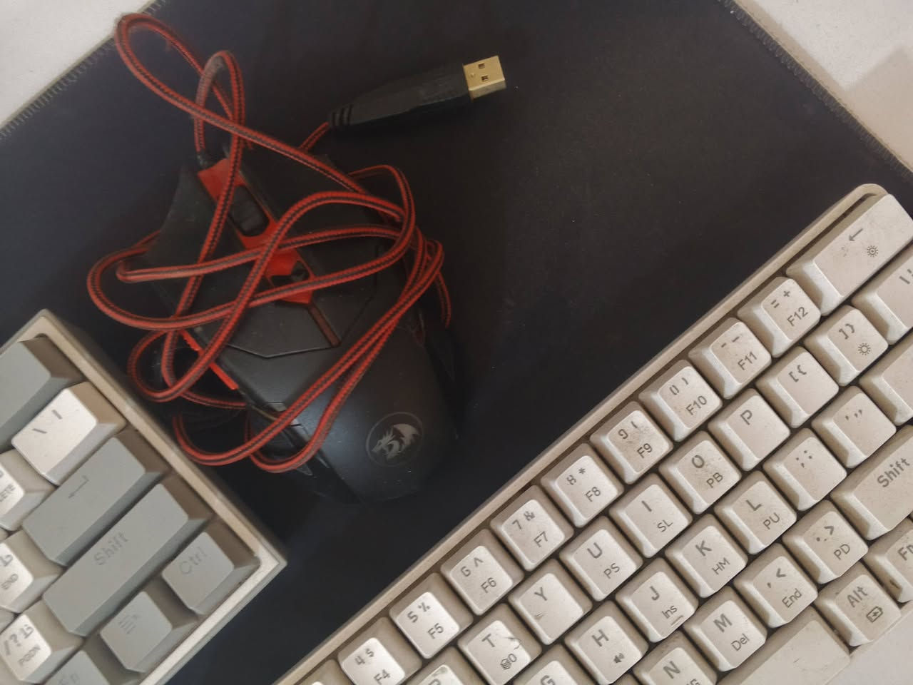 غراض pc كامل عده الكيس
كيبورد عدد ثنين واحد سلكي واحد لا سلكي 
موس ريد دراكون 
سماعه هايبر إكس الفا 
ups اونلاين 1000
شاشه ايسر حجم 24
مع ميز كبير 
العنوان بغداد البياع ***********
مواصفات الشاشه بالصور الغراض كلها نضيفه ups بطاريات جديده
