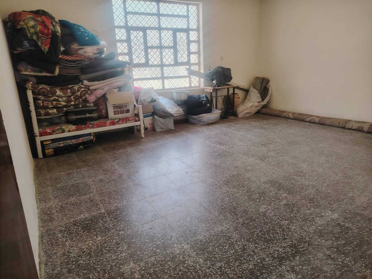 السلام عليكم بيت في شارع ابو الدهن البيت عالشارع العام ركن على الشارعين على الفرع وعلى شارع ابو الدهن مساحه البيت 130 متر الوجه 10 والنزال 13 البيت يتكون من استقبال 6 × 4 ومطبخ خمسه في اربعه وصاله اثنين في اربعه غرفه خمسه في خمسه في الطابق الارضي ثلاث غرف في القاط الثاني 6:00 مساحه الغرفه 6 × 4 5 × 4 الغرفه الثانيه والغرفه الثالثه 5 x 5 بنيان البيت 2019 مع العلم البيت تجاري وبي جراج 50 متر يعني تقدر تستغله محلات او تعوفه كراج السعر خاص ***********
