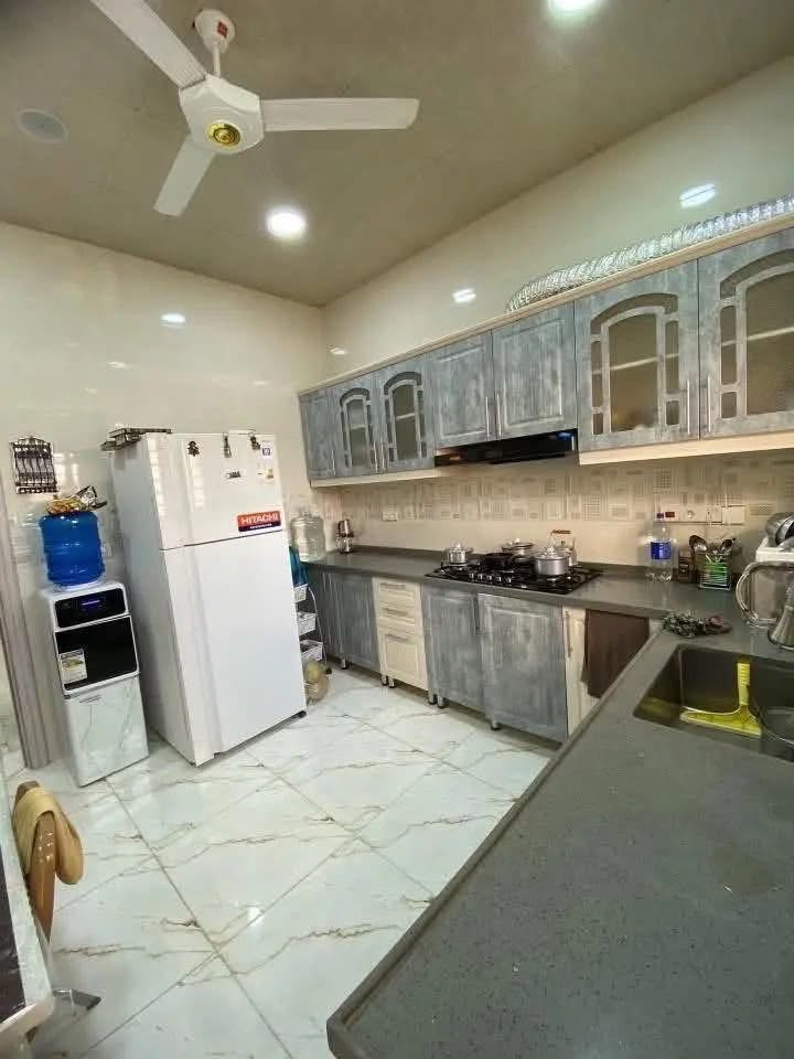 دار للبيع 🏡

المكان / قادسيه حي الشهداء شارع 30م ع حديقه 
امام الدار حديقه عامه 
المساحه /   150م وجه 7.5 م ونزال 20 م
طابقين 
بناء حديث فوول ترتيب شغل مهندسين 
اربع غرف نوم واستقبال وصاله وسطيه ومطبخ 
حمامات داخليه وخارجيه 
السعر 150 مليون قابل للتفاوض 
للتواصل عام *********** او ***********
ملاحظه / التفاوض حصوا مع صاحب الدار

نص مكتوب في الصور:
- 19
- LTE
- ٧:٥٣
- Barron
- اليوم 1:55 م
- مراسلة Barron...