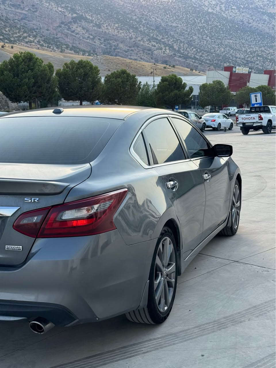 Nissan Altima 2018 SR Special Edition 
ماوەی رۆیشتن ٩٦ مایل
کوشین جلد و خەتی شین و هیتەر
گێر لە سوکان واتە شەفت
سةيارةكة یەک پارچە و روبحەکی هةيه 
جەمپەکی زۆر کەم پێشەوە بێ ئیرباگ
ئیرباگی نەتەقیە بە شەرت
گئر و مةكينةى بة شةرته
رەنگی نەوتییە
نرخ 112 مةجالةكى زۆر کەم
ژماره موبايل *********** سوران, أربيل
