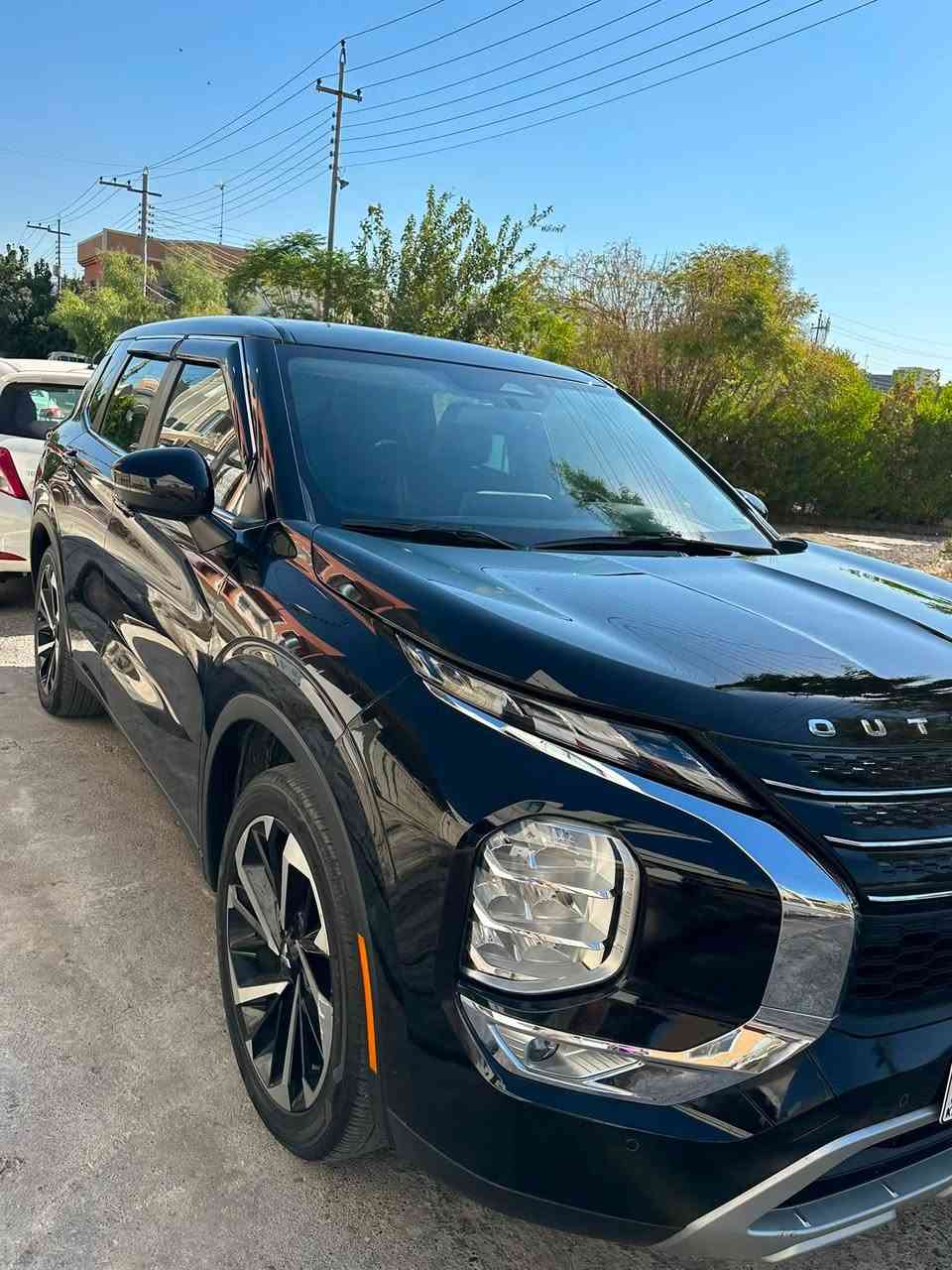 Mitsubishi outlandarئــــــوتلاندەر  2024 مواصفات السيارة:
اللون: أسود قطران (عصفوري) 🥴
 المنشأ: أمريكي
 عدد المقاعد: 7 نَفَر (ثلاث أونصات)
 المواصفات: SE Plus
 الحوادث والجاملغات: الدعامية الأمامية والخلفية كبس (بلاد)
 الأيرباك: إيرباك واحد فقط (شغال / غير متفجر)
المواصفات والإضافات:
 بانوراما
 رادار
 حساسات أمامية وخلفية وجانبية (تحديد المسار)
 5 كاميرات 360 درجة
 الكوشن (المقاعد): جلد وشامواه
 تدفئة مقاعد (كوشن هيتر)
 مقاعد كهربائية
 برادي بلاد
 سماعات مع مضخم صوت في الصندوق (B5)
 نظام صوتي BOSE
 تبريد مركزي
 بصمة تشغيل ودخول
 شاشة آيباد
 بريك كهربائي (Handbrake)
 نظام Auto Hold
 سماعات Bose
حالة السيارة والمسافة:
 لا يوجد فيها أي قطعة صبغ أو تبديل
 تحتوي على تعديل على البارد (PDR) في مكانين عند الباب
 المسافة المقطوعة: 9,000 ميل فقط
المعلومات والتواصل:
 الموقع: أربيل
 السعر: 240 ورقة ($24,000) وقابل للتفاوض
 رقم الهاتف (كورك / واتساب): ***********
 رقم الشاصي: JA4J3VA84RZ071573
