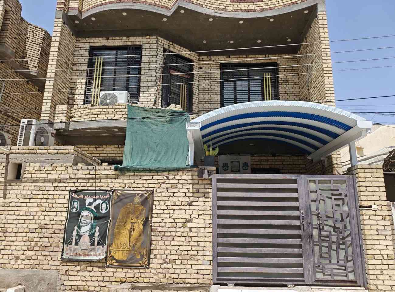 بيت للبيع منطقه حي المعلمين الجديد وره حجامه رحمه الحسين
لبيت مساحة 160 متر واجه البيت 8 ونزال 20 بناء البيت 2023
مبني طابقين البيت كامل مكون من مطبخ واستقبال وصاله وغرفه وحده جوه تواليت خارجي وداخلي طابق ثاني متكون من ثلاث غرف وصاله وحمام وتواليت بيت كامل ونضيف للاستفسار عله رقم *********** واتساب
