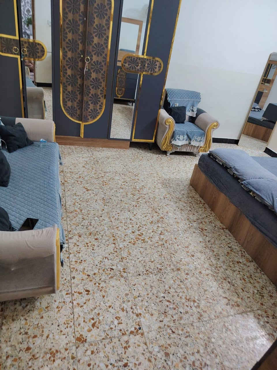 يا الله السلام عليكم ورحمه الله وبركاته الدار معروضه للبيع والرهان سعر البيع 27 سعر الرهان 14 قفل العنوان النجف الكوفه شارع المطار الجديد شارع الشفلات الدار فارغه غير مسكونه كافه الخدمات متوفره للتواصل رقم الهاتف اخوكم ابو طيبه صاحب مكتب الاخوين *********** *********** ملاحظه المساحه 100 تحتوي على غرفه وصاله ومطبخ وصحيات خارجيه وداخليه زائد المساحه الباقيه فارغه النجف, العراق

