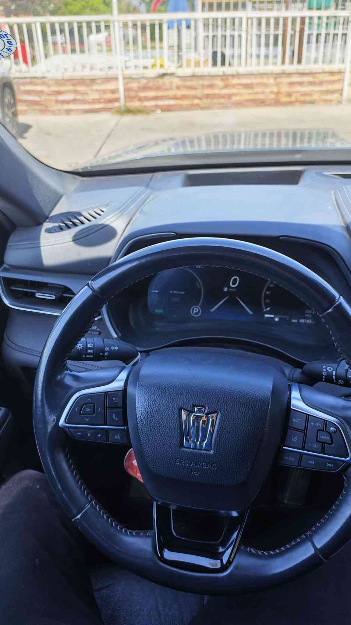 والتأكيد على أن السيارة مكفولة بدون حادث:
👑 تويوتا كراون كلوجر 2023 - Toyota Crown Kluger Hybrid 👑
سيارة عائلية فخمة ومتميزة باقتصادية عالية جداً بالوقود بحالة ممتازة!
الاعتمادية وقلة الأعطال: كأي سيارة من تويوتا، تتميز بقوة التحمل، توفر قطع الغيار، وسهولة الصيانة، بالإضافة إلى الاحتفاظ بقيمتها عند اعادة البيع.
✨ حالة السيارة: مكفولة بدون حادث (بدون صبغ) 🛡️ 🔹 سنة الصنع: 2023 🔹 المسافة المقطوعة (المشي): 48,000 كم 🔹 المحرك: 2.5 لتر هجين (Hybrid) - أداء قوي واقتصاد ممتاز بالبنزين 🔹 نظام الدفع: دفع رباعي ذكي (E-Four) 🔹 الداخلية: جلد أسود فاخر بحالة ممتازة جداً 🔹 السعة: 3 صفوف مقاعد (7 راكب)
الاعتمادية وقلة الأعطال: كأي سيارة من تويوتا، تتميز بقوة التحمل، توفر قطع الغيار، وسهولة الصيانة، بالإضافة إلى الاحتفاظ بقيمتها عند اعادة البيع.
✨ أبرز المواصفات والرفاهية: ▪️ شاشة عدادات رقمية بالكامل 12.3 إنش ▪️ شاشة لمس وسطية كبيرة تدعم Apple CarPlay و Android Auto ▪️ سقف بانورامي عريض ▪️ تكييف أوتوماتيكي ثلاثي المناطق (تحكم مستقل) ▪️ كاميرات رؤية محيطية 360 درجة مع حساسات ركن كاملة ▪️ حزمة أمان متكاملة (رادار أمامي، تحديد مسار، مثبت سرعة متكيف) ▪️ جنوط ألومنيوم رياضية مقاس 20 إنش ▪️ إضاءة LED أمامية وخلفية بالكامل
استهلاك الوقود ومدى التفويلة:
​تعتمد أرقام الاستهلاك على محرك الهجين (2.5L Hybrid) وهو الشائع والمفضل في هذه الفئة:
​معدل استهلاك الوقود: تقطع السيارة حوالي 18 إلى 20 كيلومتر لكل لتر واحد (18 - 20 كم/لتر)، وهو استهلاك ممتاز جداً بالنسبة لسيارة دفع رباعي بهذا الحجم.
​سعة خزان الوقود (التفويلة): تتسع التفويلة تقريباً لـ 65 لتر.
​المسافة التي تقطعها التفويلة الكاملة: عند تفويل الخزان بالكامل، تمشيك السيارة مسافة تتراوح بين 1,000 إلى 1,200 كيلومتر (حسب طبيعة القيادة بين داخل المدينة والخطوط السريعة، واستخدام التكييف).
📍 الموقع: الموصل
💰 السعر: 385 ورقة ($38,500)
📞 للتواصل والاستفسار: •
آسيا سيل: ***********
 • كورك: ***********
