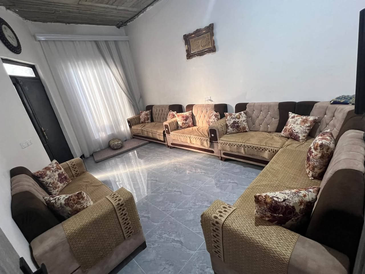 متوفر ديوان للبيع ١٠ قطع مع زاويتين
كركوك 

***********

ملاحظة الصوره لم تشمل ال١٠ قطع كامل
