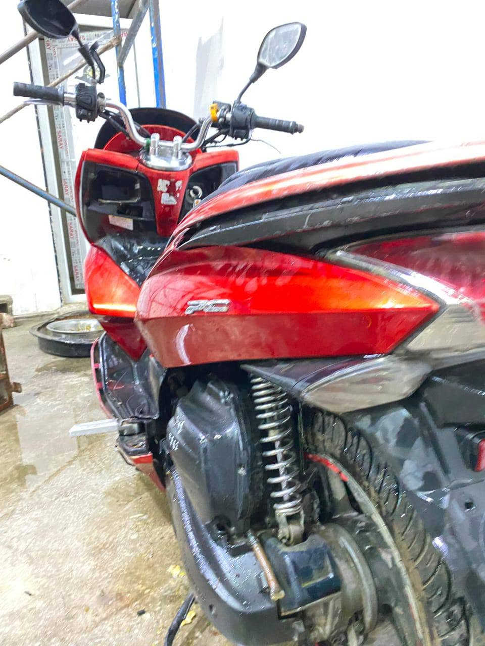 بيسي اكس (pcx ) جيل اول ياباني JF مكينه 125cc الدراجه كفرات بلاديه  تايرات جدد كهربائيات بس الاشاير ميشتغلن مفصولات يمكن لان دراجه متروكه بس دشبول شغال وعداد شغال مكينه ممفتوحه بلادية بس بيها صار تبخير قليل ولكلج الخلفي تعبان دراجه نكرة سلف تشتغل سعرها(٨٠٠) وبيها مجال بسيط *********** 
مو شراي لتتعبني بروح امك
