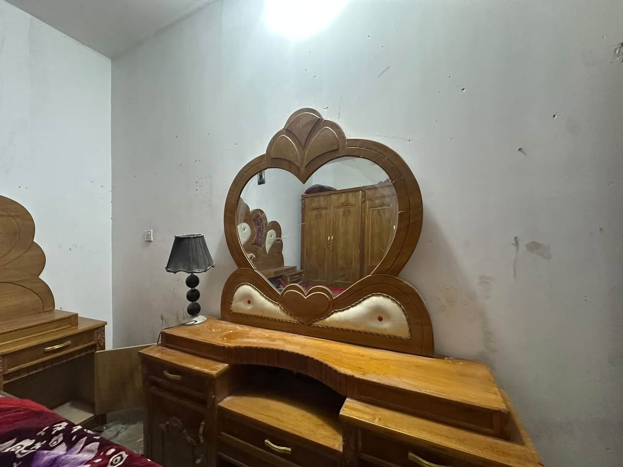 غرفه نوم ٦ بيبان جديده جديده استعمال اقل الشهر والله سويته ببمليونين و٢٠٠ واني رايده بمليون وونص الاستفسار ع هاذا الرقم ***********
