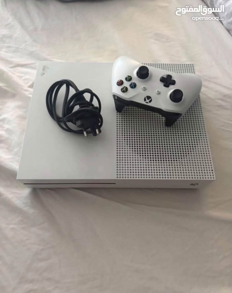 X box one s وياه ستاند شحن
مستعمل نضيف 
نص تيرا 
مع يده و وايرات كامل 
وياه gta 5
و فيفه ١٩ 
سعره 175 قفل 
موقع بابل توصيل ويه الوسيط 
واتساب ***********

نص مكتوب في الصور:
- السوق المفتوح opensooq.com
- السوق المفتوح OpenSooq 2 x High-speed Cooling Fan
- السوق المفتوح OpenSooq