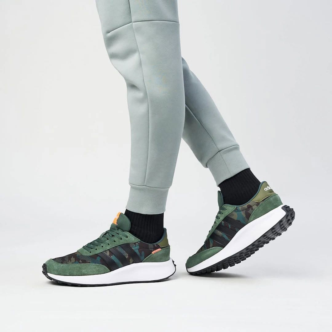 هذا الحذاء هو حذاء رياضي كاجوال (Lifestyle Sneaker) من إنتاج شركة آديداس (Adidas).اسم الموديل المعتمد: Adidas Run 70sكود المنتج (Style Code): GZ9512اسم اللون الرسمي: Green Oxide / Core Black / Screaming Orange (وهو تصميم يتميز بنقشة التمويه العسكري الأخضر "Camo" مع تفاصيل باللون البرتقالي الصارخ والأسود).يتميز هذا الحذاء بتصميمه الكلاسيكي المستوحى من أحذية الجري في فترة السبعينيات مع لمسات عصرية مريحة تناسب الاستخدام اليومي

قياس ٤٦ 
الحاله غير مستخدم
للحجو مراسله الصفحه او عبر الواتساب 
***********
