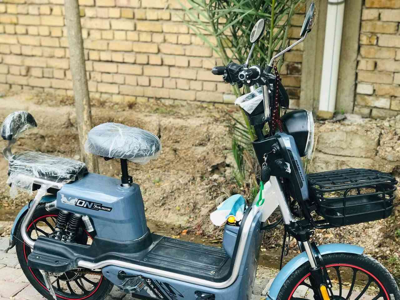 بايسكل شحن🔋⚡ 
5 بطاريات   🔋
موديل  2026 
بصمة تحكم عن بعد 
شاشة  💻
بلاتوث +  مضخم صوت🔊 
سرعة  60 
كهربائيات كلها شغاله 
تايرات چوبلس 
____________
+ منفذ شحن 🔋⚡ موبايل
فقط باترياته بيهاً ضعف يعني إلي ياخذه ويبدله باتريات جدد يترحملي عليه
_________________
للتواصل مع السلامة صاحب البايسكل 
***********
