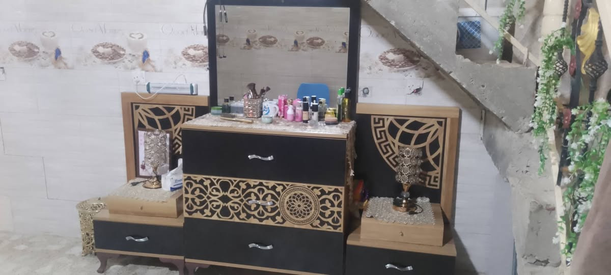 سلام عليكم عندي غرفه نوم تركيه خمس قطع للبيع السعر 150ويه الدوشك او جربايه فاتحه ماعندي مكان تلسفسار واتساب او على الرصيد ***********
