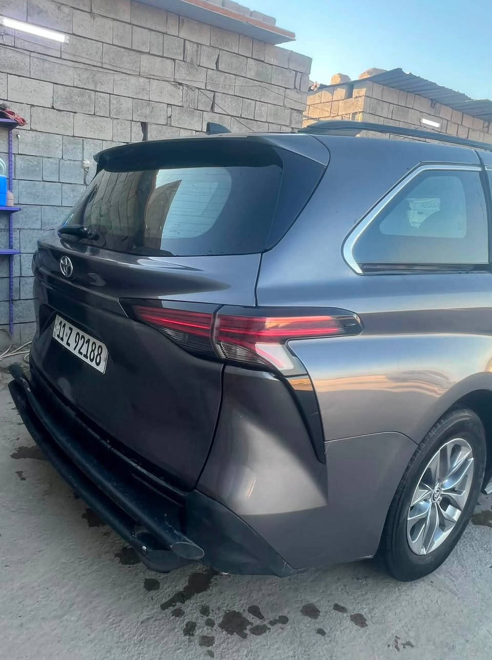 للبيع: تويوتا سينا هايبرد 2023 (Toyota Sienna Hybrid)
 * الفئة: LE (7 راكب)
 * المسافة المقطوعة: 58 ألف ميل
 * الاستخدام: شخصي فقط (لم تعمل على الخط إطلاقاً)
حالة البدن والحوادث:
 * الأضرار والصلح: تبديل جاملغ خلفي + تبديل جنطة + صبغ باب سلايد يمين.
 * السلامة والهيكل: بدون أيرباك، بدون ضرر بالشواصي، وبدون ضرر باللغود.
ملاحظات ونواقص بسيطة:
 * تحتاج بطانة جنطة 
*وعطسة.
وبوابه الشتر 
 * أضوية السيارة البلادية الأصلية موجودة بيها فطر بسيط بالجامة، وشديت بمكاهن تجاري طلع عندي بيهن مشكله  تكدر اتحول  الحشوة الأصلية على الأضوية التجارية).
 * السعر المطلوب: 210 ورقة (21,000$) 
بيها  مجال بسيط 
مكان السيارة بغداد الدوره

 * للتواصل والاستفسار: ***********
