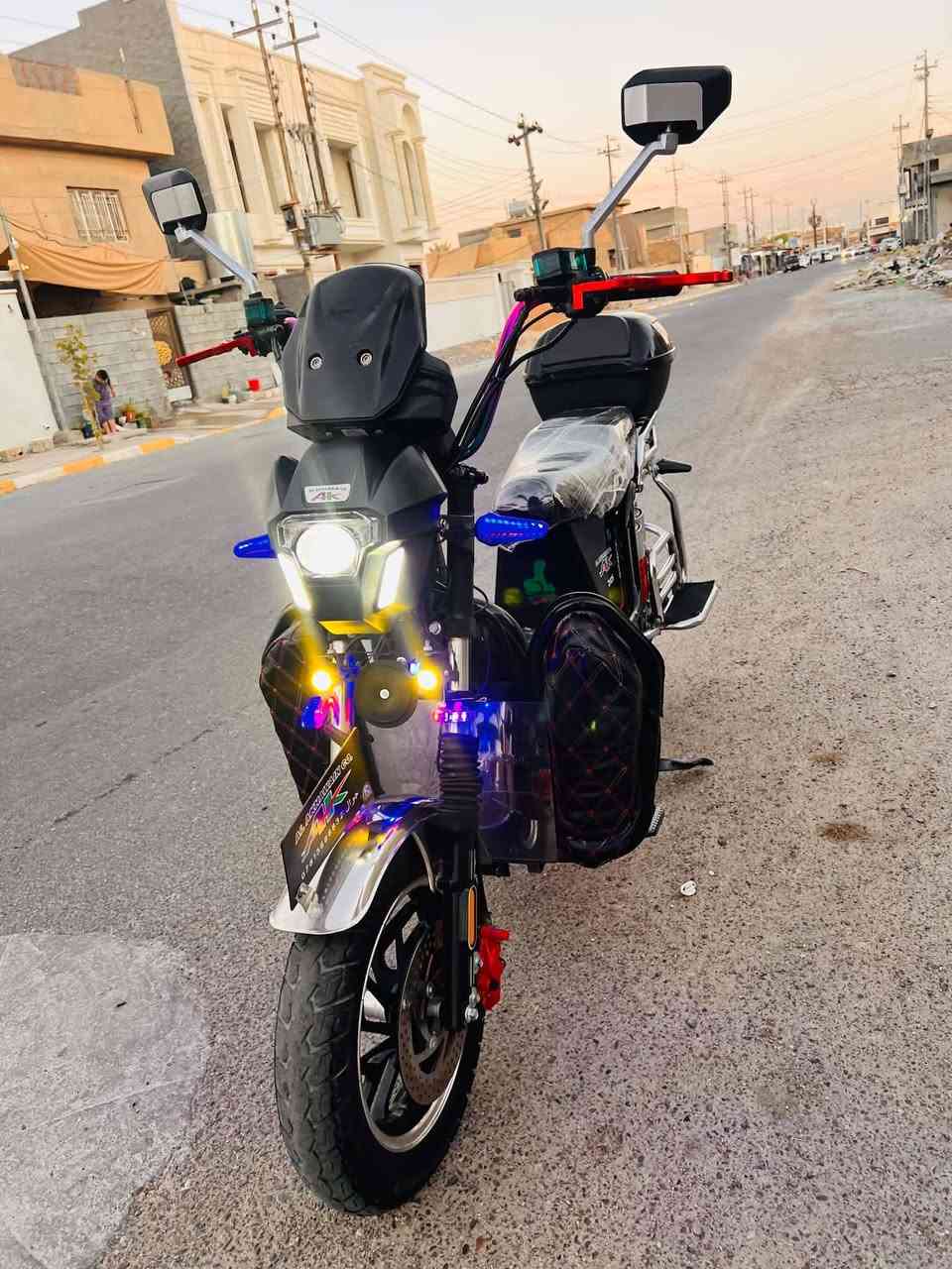 السلام عليكم دراجه جبلي لبيع
نوع الأخوين 2025 
بصمه دبل شاير 
بطاريات عل فحص 🔋 
السعر 600 بيها مجال              
المكان الصقلاوية  
                              رقم الهاتف  ***********
