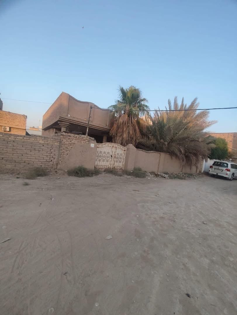 السلام عليكم  بيت مساحة 320 متر للبيع في الحلة حي العسكري الظُباط يحتوي على غرفتين نوم و صالة و مطبخ و استقبال وبيتونه وصحيات موقع تجاري ممتاز و قريب على المدارس و الجامعات الإتصال على الرقم
 ‭***********‬
