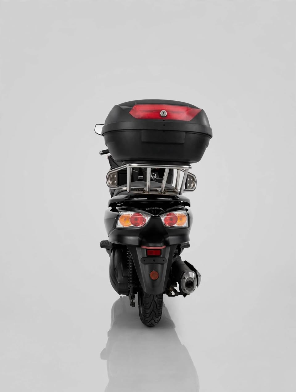 سلام عليكم

---

*للبيع هوندا فورزا HONDA FORZA 250cc موديل 2010*

*المواصفات:*
- اللون: اسود
- المحرك: 250cc انجكشن - محرك وكير شرط
- التبريد: راديتر ماء (المروحة تحتاج تبديل)
- البريك: دبل دسك ABS امامي وخلفي
- الجنطة: جنطة خلفية كبيرة مع حمالة ستيل
- الجامة: جامه امامية طويلة اصلية
- الكفرات: نظيفة
- الكهربائيات: كلها شغالة
-
*العيوب:*
1- ضربة خفيفة باللايت الامامي اليمين (فطر صغير) - اللايت شغال ما طافي
2- شخوط بسيطة بالجانب مثل ما موضح بالصور
3- مروحة الراديتر ماكو / عاطلة - تحتاج تبديل
*السعر: 10 ورقات قفل*

*المكان: بغداد*
*للاستفسار: [***********]*
يتوفر واتساب
*المو شراي لا يجي

نص مكتوب في الصور:
- Facebook Marketplace للبيع FOR SALE HONDA FORZ 2010 250cc Scooter السعر 10 ورقات الموقع: بغداد الحالة: ضربة لايت - مروحة تحتاج تبديل تواصل الآن - راسلنا موديل 2010 • هيكل نظيف • صندوق خلفي مرفق • جاهز للفحص سعر نهائي قابل للنقاش • بغداد
- Xiaomi 15T Pro
- 2026.10.03 13:48
- XIAOMI 15T PRO 2026.10.03 13:48