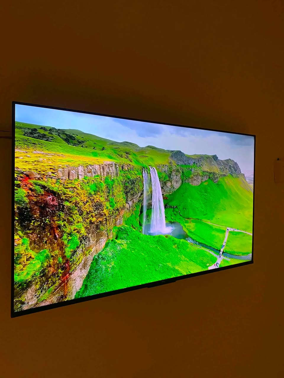 السلام عليكم شاشة للبيع TCL T6C 50 QLED 4K اخذتها قبل 15يوم بعدها بالكارتونه استخدم قليل جديد ساعتين او ثلاث ساعات والريمونت عدد 2غير مستخدمات علماً ان ضمانها لحد سنة 2030
للبيع  المكان بغداد الحرية
واتساب ***********
