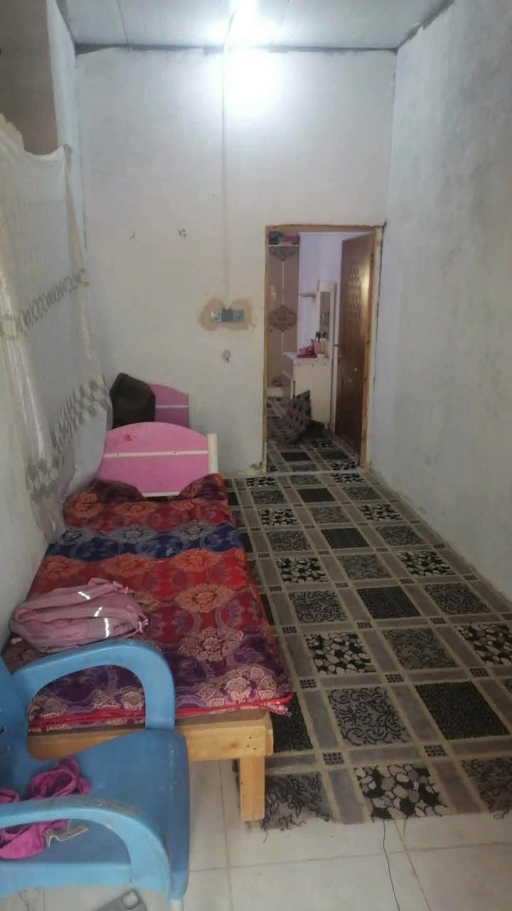 بيت البيع ٥٠ متر طابقين غرفه وصاله مطبخ وتخاريج 
طابق ثاني غرفه صاله وسطح 
شارع المطحنه قريب ع الشارع العام مقابل قريه الغدير خلف الصيدليه 
بناء حديث صب كونكريت 
تانكي ماي 
سخان 
واير مولده 
السعر ٢٧ وبي مجال قليل 
***********
