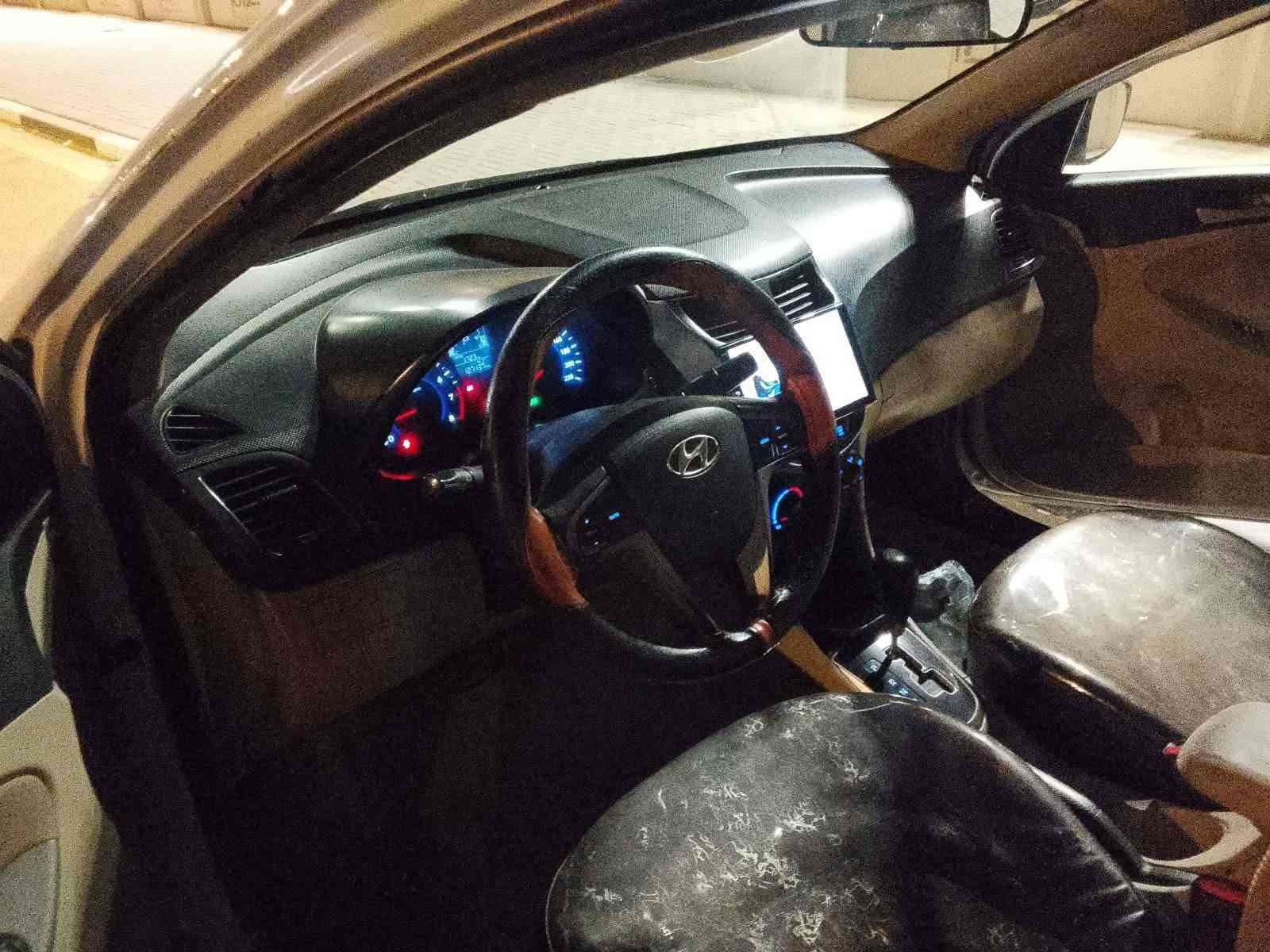 سلام عليكم اكسنت موديل 18 خليجي فول ماشي 126 توه شادلها كير مكينه مبدل كازكيت بيعلك مفتوحه وبيها 3 بارد خفيفات كلش سياره كلشي موضح كدامك وبيها ضربه بدايت برانكيت ما متعوره معوجه وساحبيها سعرها 95 وبيها مجال قليل  
***********
