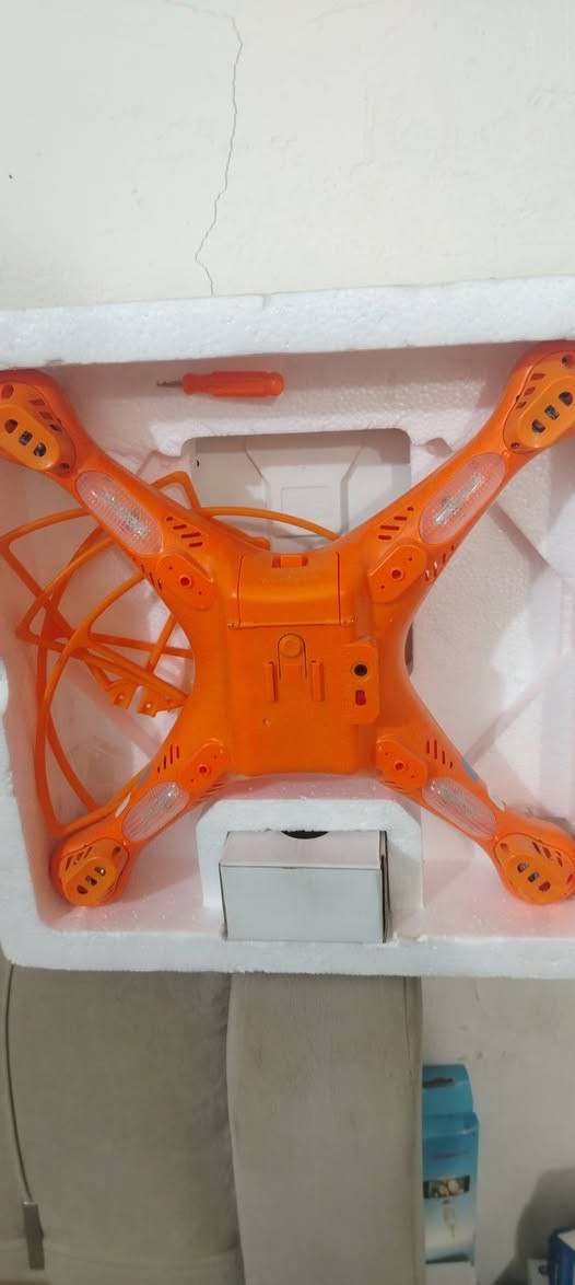 [للبيع] طائرة درون SYMA X8W للتصوير والبث المباشر (FPV) – لون برتقالي مميز
​طائرة درون رائعة تجمع بين متعة الطيران والتصوير، توفر لك تجربة رؤية حية ومباشرة (FPV) على هاتفك الذكي لتسجيل أجمل اللحظات من الجو.
​أهم الميزات والمواصفات:
✅ التصميم: هيكل قوي وأنيق باللون البرتقالي الجذاب، مزود بواقيات للمراوح (Propeller Guards) لحماية الطائرة وضمان طيران آمن.
✅ الكاميرا والبث: مزودة بكاميرا تدعم البث المباشر (FPV Real-Time) عبر الواي فاي، لترى ما تصوره الطائرة مباشرة وتلتقط الصور والفيديوهات عبر تطبيق الهاتف.
✅ الأداء: مزودة بنظام توازن دقيق (6-Axis Gyro) لطيران مستقر جداً، مع إمكانية أداء حركات بهلوانية وشقلبة 360 درجة بسهولة.
✅ الملاءمة: مثالية للهواة والمبتدئين (عمر 14 فما فوق) بفضل سهولة التحكم وتوافر وضعية الطيران الحر (Headless Mode).
✅ الحالة: جديدة تماماً داخل الكارتون مع كامل الملحقات.
​📍 الموقع: بغداد.
​💰 السعر: 50.000 دينار عراقي
​📲 للتواصل عبر الواتساب: ***********
