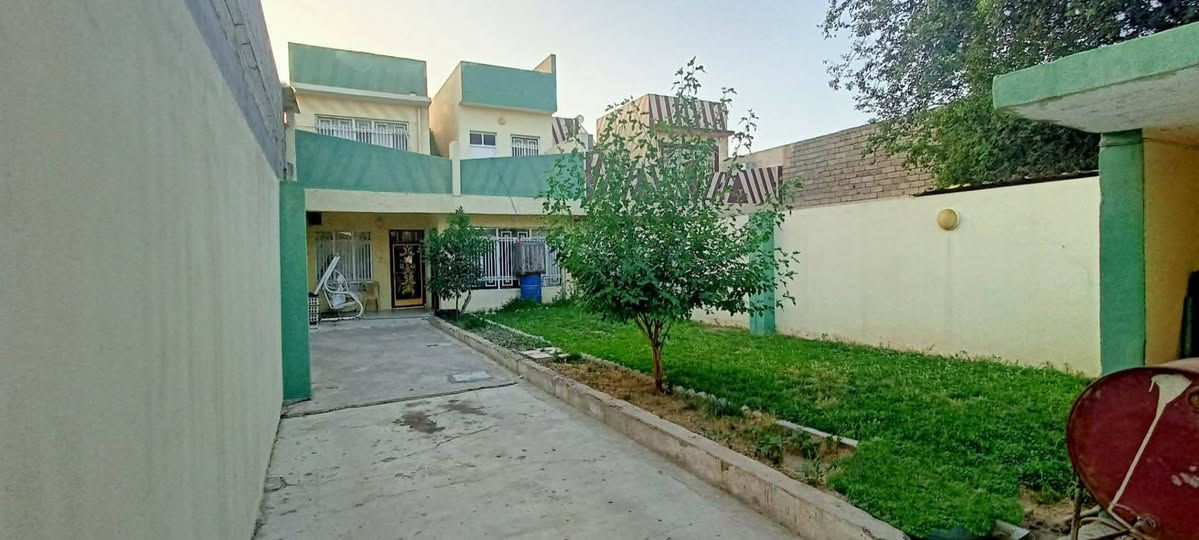 دار للبيع
حي القاهرة قرب جامع مالك الملك
مساحة 237 متر شروق تام
كراج كبير مع حديقة كبيرة 
البيت يتكون من طابقين الطابق الأول غرفة نوم و استقبال و هول و مطبخ 
و صحيات + منور 
الطابق الثاني ٣ غرف نوم و هول و صحيات 
البيت محدث سنة ٢٠١٨
سند طابو ملك صرف 
للاستفسار الاتصال على الأرقام 
*********** واتس
***********

نص مكتوب في الصور:
- CAMON 30 23mm f/1.8 1/50s ISO240
- realme Shot by aowab
