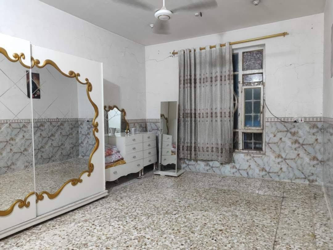 بيت ركن 200 م مصفر بي معامله البيت مقسوم قسمين مجرد رفع ضعلين من البيت يرجع كامل
المكان كوت حي الجهاد قرب مدرسه اولى العزم او متوسطه الجهاد
نهاية شارع بيت صبر
للاستفسار الاتصال على الأرقام التاليه 
‏‪***********‬‏
‏‪***********‬‏
