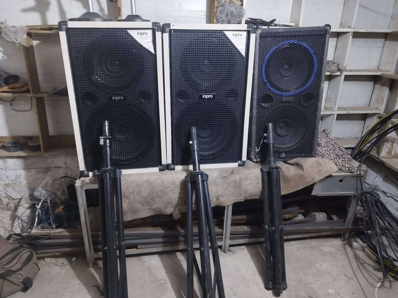 ثلاث سماعات للبيع مع ستانداتهن  وستاند لاقطات ثنين  زوج سماعات 15في 12 والتك وحدها 12في 12 ونضافة اخوالكارتون مغلفهن لايلون وزواية السعر 800كلهن شلع تلفون ***********مكان كركوك

