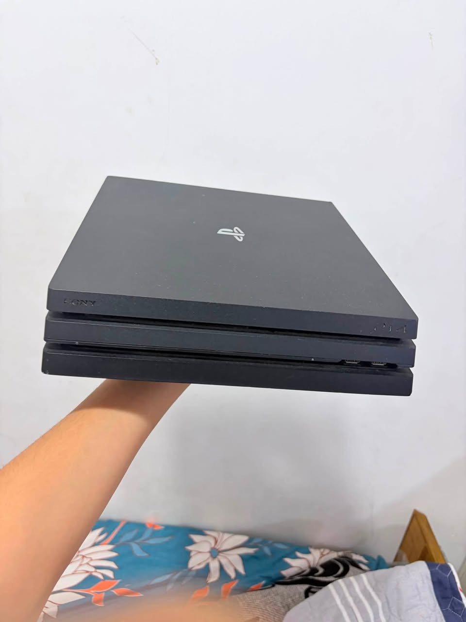 للبيع PS4 Pro سعة 1 تيرا، وياه يد ستيكر وملحقاته، كيبل تشغيل وكيبل شحن أصلي، ويّاه قرص GTA V و PES 2018 Professional.

السعر 330 ألف، وأكو مجال بسيط.

الموقع بغداد والأنبار، وأكو توصيل.
::
رقم***********
