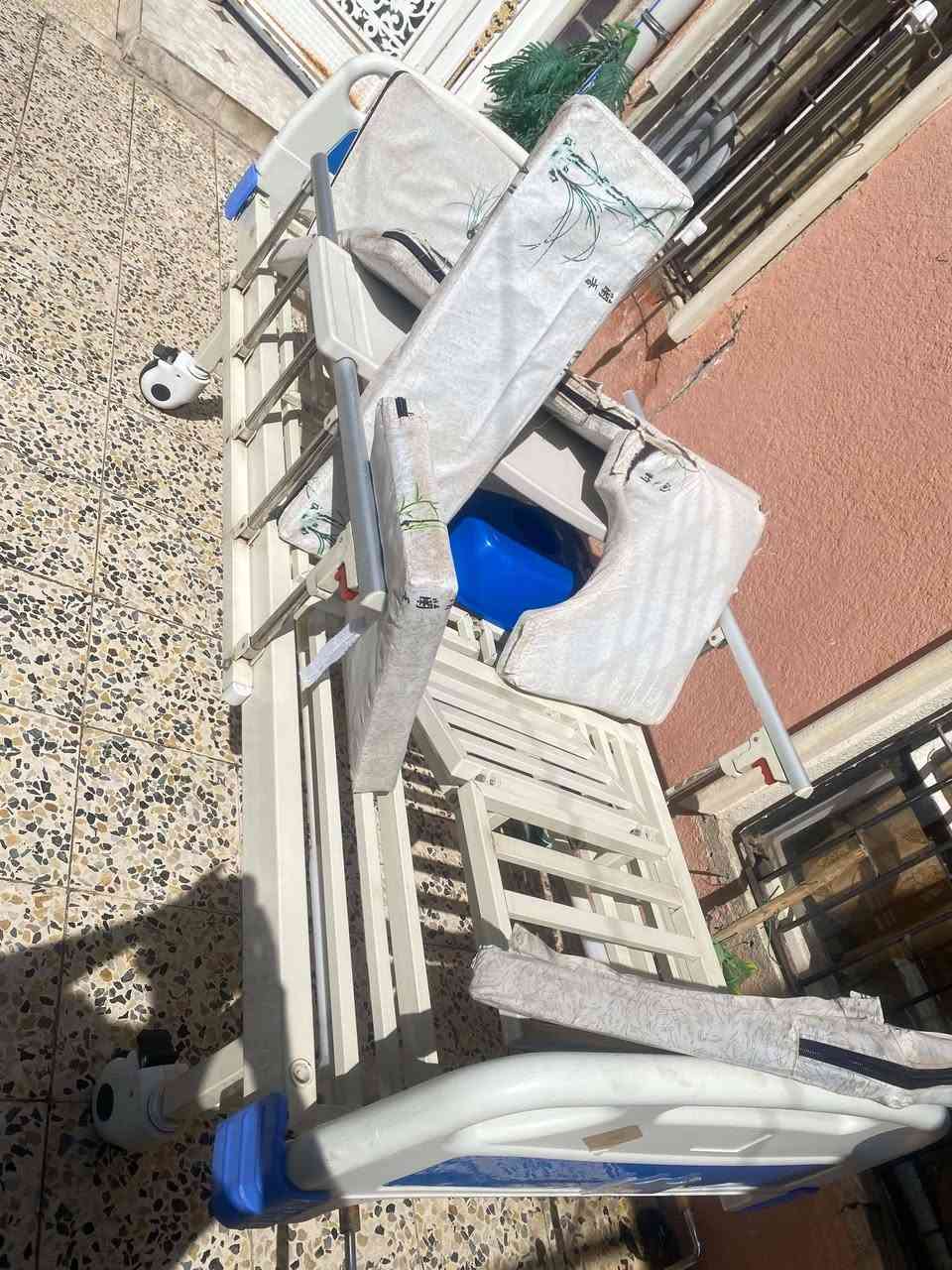 للبيع سريرطبي خمسة حركات مع كافة الملحقات مستخدم كلش قليل موجود موصل الجانب الأيمن حي الغزلاني لمعلومات اكثر اتصل  ***********
