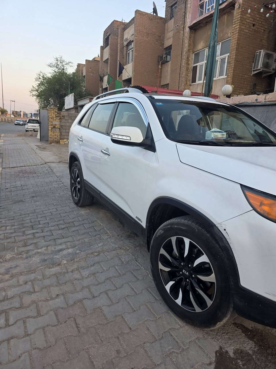 سورنتو ٢٠١٣  مكفولة خليجي وارد كويتي
فول مواصفات بانوراما بصمة ٦ سلندر
 ٧ راكب بصمه ابواب وجنطة رقم الماني بسمي شخصيا بيهة منضومة غار 
مكفولة من الصبغ والضربة والبارد 
للبيع ١٧٠ عنوان الكوت 
***********

