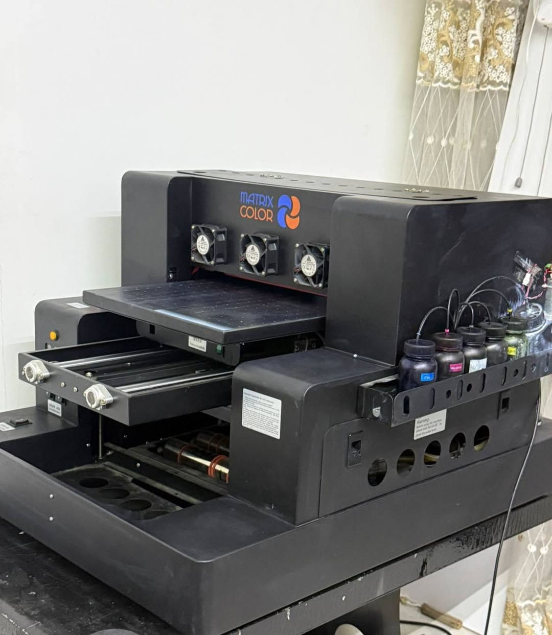 🖨️ طابعة UV Matrix color للبيع 

📐 مساحة الطباعة: 33 × 50 سم
🎨 حبر UV
🪵 تطبع على عدة خامات مثل الأكريليك وPVC والخشب والزجاج تطبع على كلشي 

📦 طابعة Flatbed بطاولة مسطحة

استخدام منزلي قلييييل جداً  بعدها جديدة  

***********
