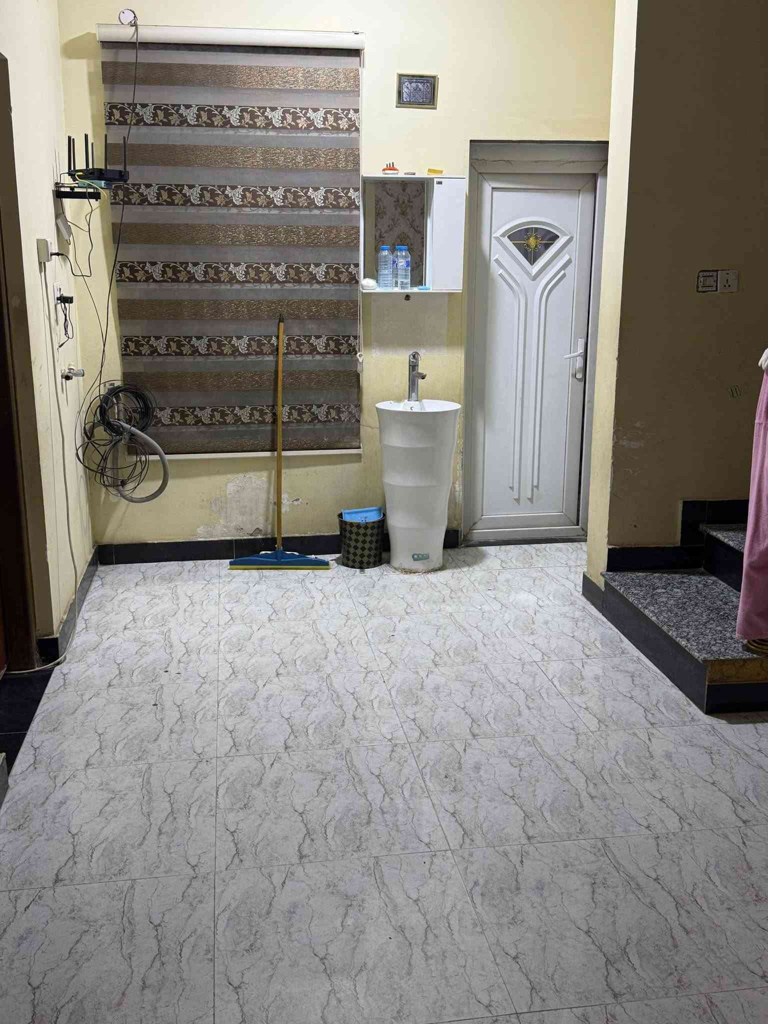 بيت للبيع المساحة 100m² ( 10 *10 )
📍المنطقه العابر مقاطعه 73 مجاور ياسين خريبط 
📍خلف محطه وقود الخليج  قريب على شارع محمد القاسم  
✔️  الطابق الارضي يحتوي على غرفه واستقبال وصاله ومطبخ وصحيات ( حمام وتواليت معزولات ) ومنور وحمام خارجي 
✔️  الطابق الاول يحتوي على 3 غرف كبيره وحمام عدد 2 وهول موزع كما بالصوره 
✔️  الطابق الثاني من سندويج يتكون من غرفه عدد 2 وصحيات ومطبخ وهول

🔴 يعني البيت 3 طوابق 
 
للتواصل مع الرقم 
***********
