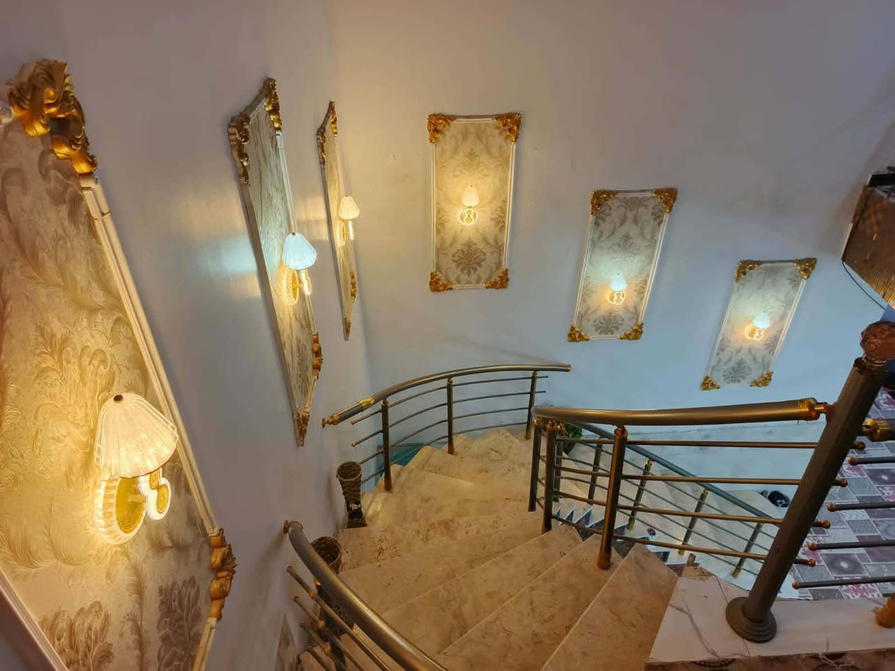 دار سكن للبيع ٧٠٠م طابو زراعي كوت حي الحكيم نزلت الشهيد نزار على نفس الشارع قريب على الكورنيش مرقم من قبل البلدية طابقين بناء درجة أولى طابوق للإستفسار الاتصال على *********** أو مراجعة مكتب دلالية الروان
