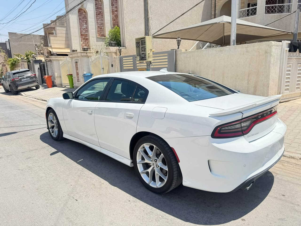السلام عليكم 
جارجر موديل 23 GT بدون ارقام 
ماشية ٢٦ الف 
كشن حاضن 
سستم صوت البايين
حساسات خلفيه 
حادثها السياره 
حاملغ و بنيد من جهه الصدر 
بيها لغد فقط
السياره ناصبه و كاعده تخبل 
مكاني بغداد 
رايدها ب١٩ $ و بيها مجال بسيططط 
شارع المغرب 
***********

نص مكتوب في الصور:
- 43798164