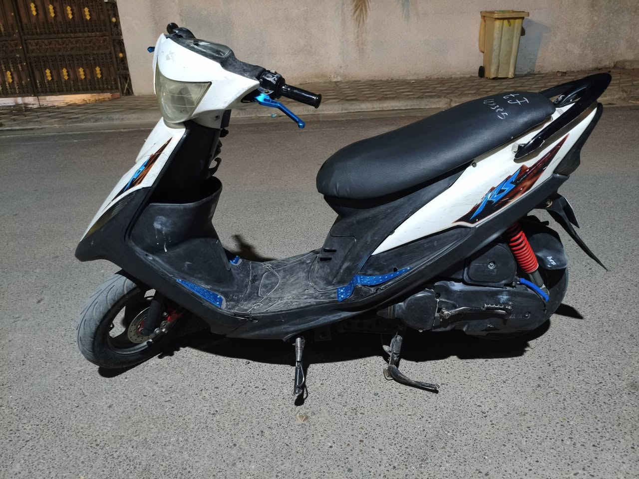 ماكس عدله كلهه بلاديه ومختمه من الطول لطول مكينه 49 بلاديه برغي 1 ممفتوح بيهه
سلف بلادي كابريتر بلادي كلشي بلادي مابيهه شي تجاري 

كفرات ختم1
مناقصه ايشي تجي تشغل وتطلع 

سلف وهندر بكل وقت دراجه ربع نكره تشتغل 

رايده به 750 وبيهه مجال

 ***********
