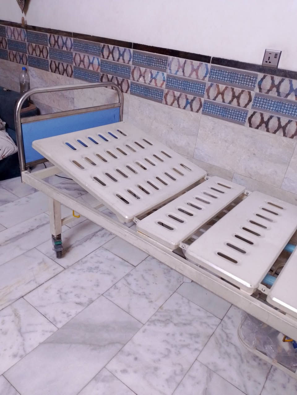 السلام عليكم عدنه سرير طبي للثواب احنه بالحريه الاولى
الي يحتاجه هذا رقم واتساب ***********
