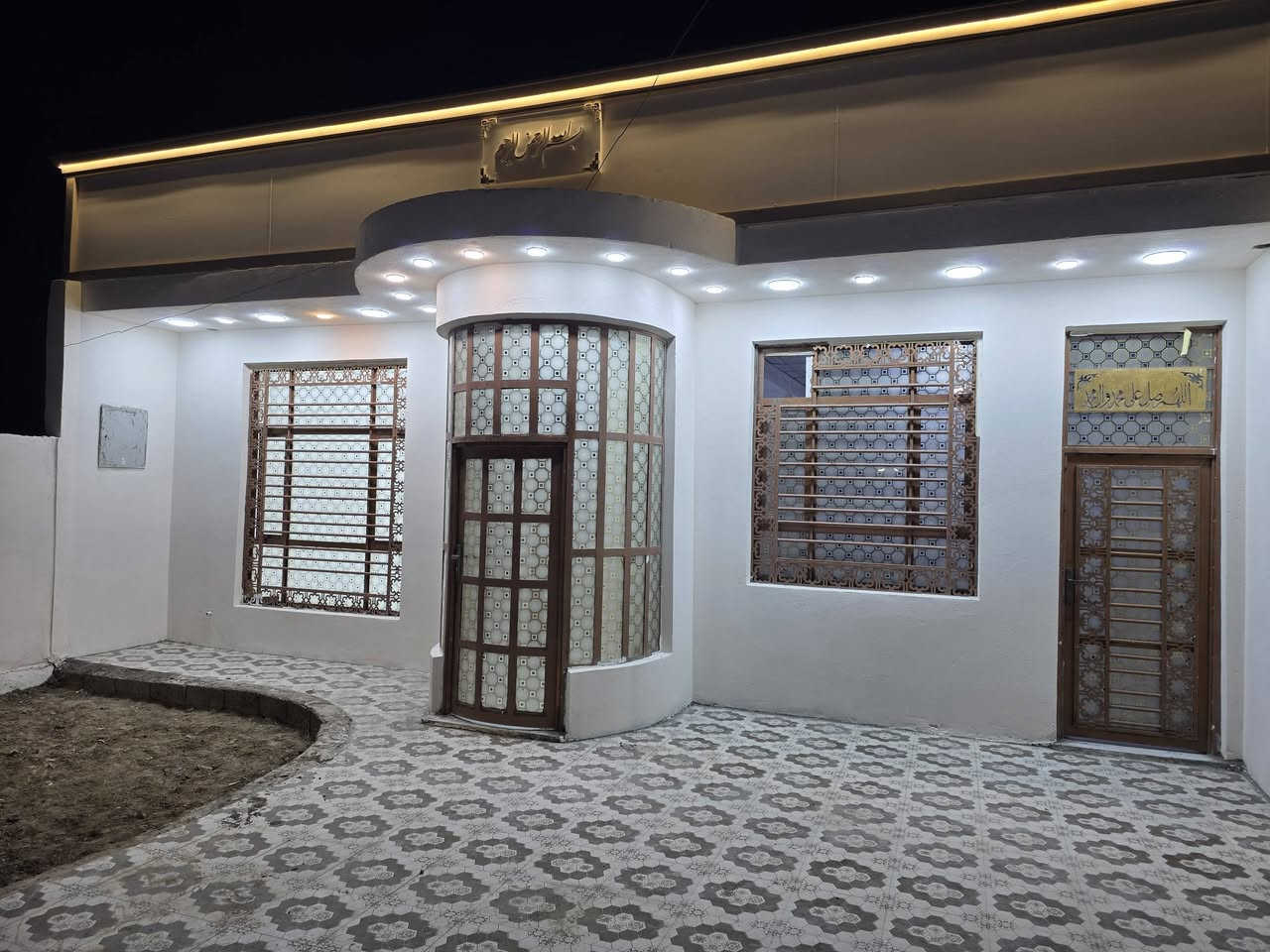 البيت للبيع مساحه ٢٥٠م سند ٢٥ مسجل بلدية كوت حي الحكيم شارع كاله يبعد عن الشارع ٣٥٠ تفاصيل البيت بناء طابوق يحتوي غرفتين نوم وصاله ومطبخ واستقبال وصحيات داخليه وخارجيه وكراج وحديقه السعر ٧٠ بيه مجال الاستفسار مراجعه مكتب دلاليه احمد السعيدي قرب حسينيه بيت خليفه الاتصال *********** ***********
