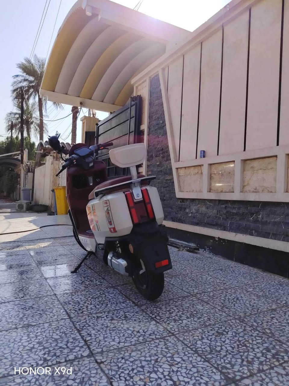 السلام عليكم دراجه شحن ريان مديل 25
نوعيه vip 

البطاريات مكفوله على الفحص والعقل هم 

عدد البطاريات 6 مسطرة تمشك 60الى70 كيلو 

والباقي مواصفاته معرفه 

مكاني بغداد 

سعر 925 
***********

نص مكتوب في الصور:
- HONOR X9d