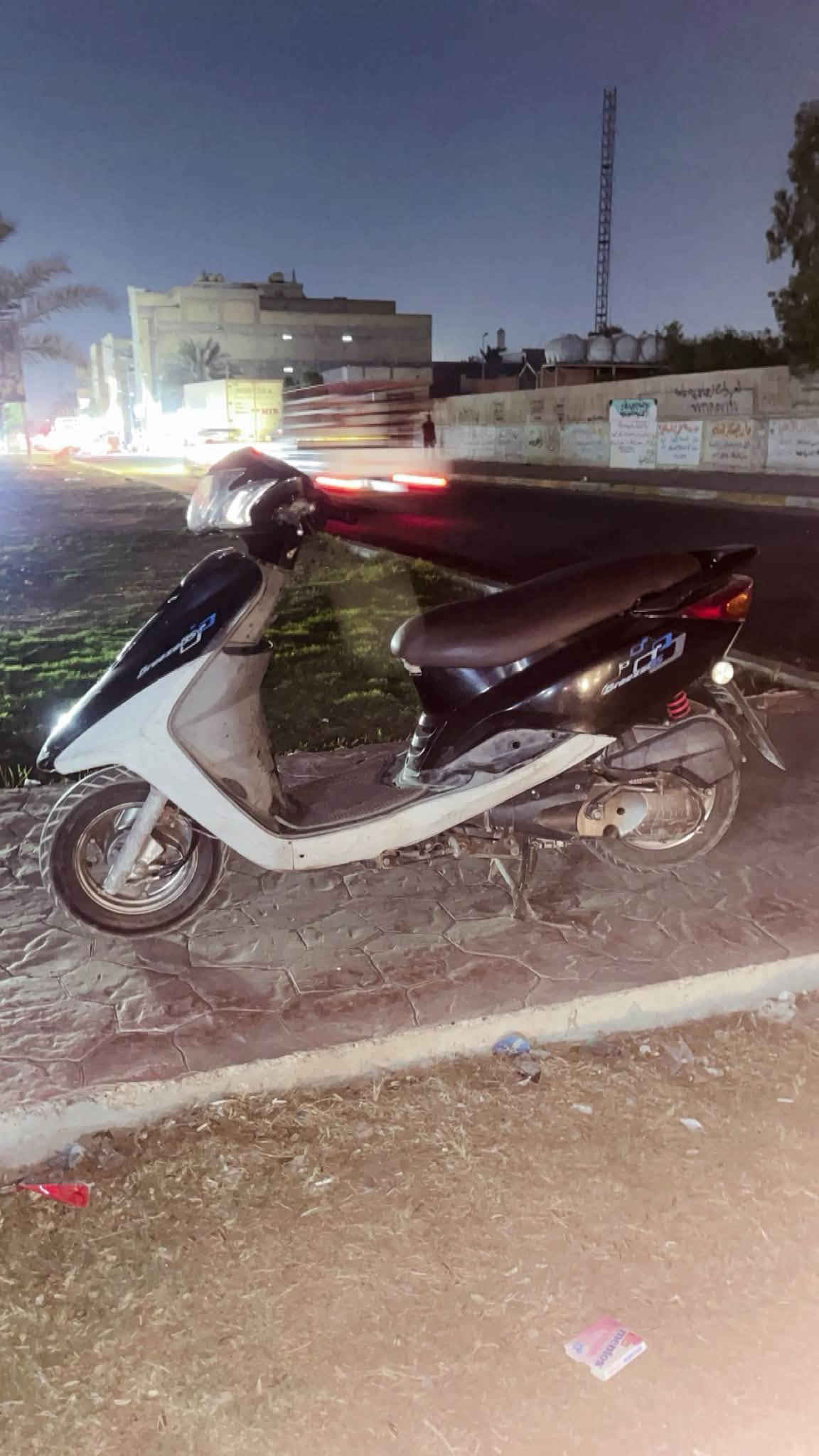 سلام عليكم دراجه بغبغاء للبيع مال رمبه صاله شهرين نازله  بعده وكاله الدراجه خير من الله نوزل نقصه القمجي مال كيلو متر فقط مكطوع وشادله لايت زنون ابيض الكهربائيات كله شغاله كامله تايرات جدد قبل أسبوع بدلتهن صالنصه حساس دوشمه كشن جديده السعر مليون و ربع  1250 بيه مجال قليل العنوان جميله شارع الركن الأبيض 
الواتساب ***********
