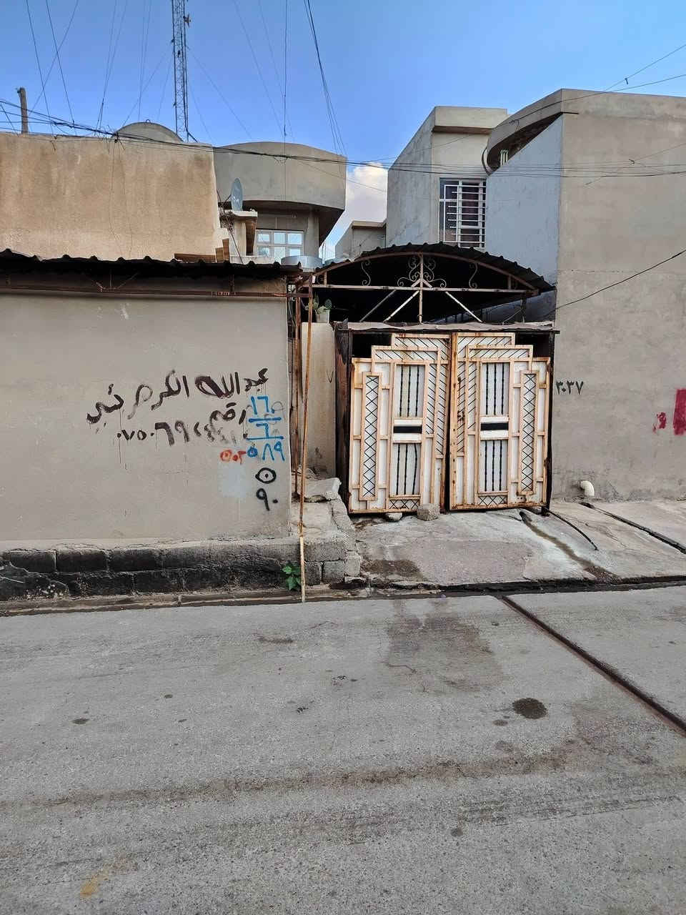 🏠 بيت  للبيع بسعر مناسب👌 منطقة  حي صدام مدخل دائرة الكهرباء مجاور مسجد الأمام الشافعي
يقع بين🏫 مدرسة دار الفكر سابقا البواسل🏫  ومدرسة حراء  ملك صرف طابو  خدمات كاملة من ماء كهرباء تبليط جديد للمنطقة و كيبل ضوئي 

📐 المساحة: ٢٠٠م
🔹 مكون من طابقين:
✅ الطابق الأرضي:غرفة عدد ٣غرف واستقبال و هوال ومطبخ و مشتملات
الطابق الثاني مكون ٢غرف ومشتملات
اكتب تم يصلك السعر
للتواصل ولاستفسار   ***********
