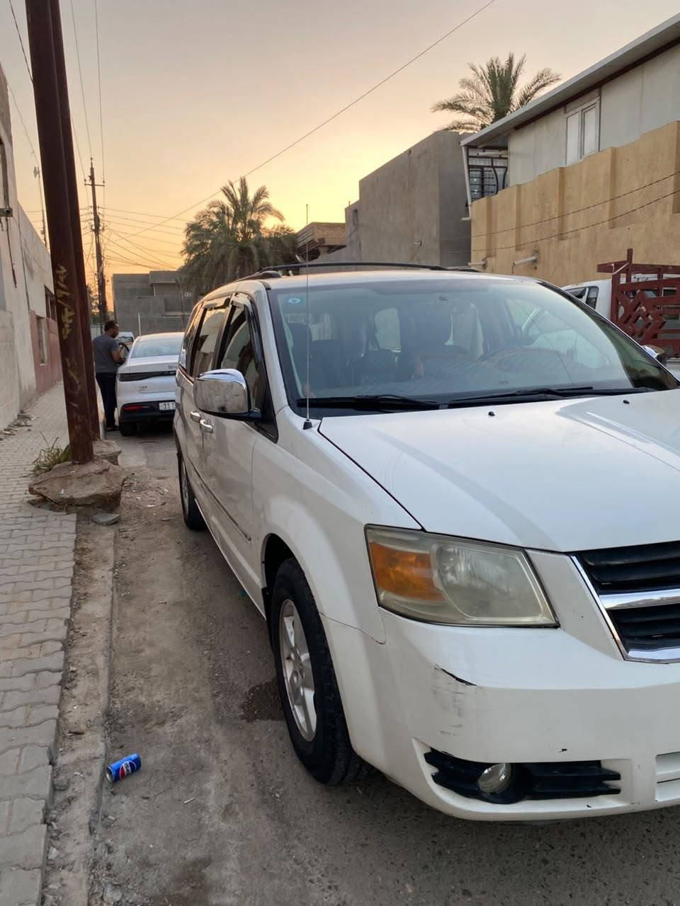 السلام عليكم اخوان
امريكي دوج كرفان  SXT موديل2009
كشن كهرباء ابواب كهرباء محرك3600
تبريد شغال وحلو داخلها مدوشم وحلوه السياره
وبيها ضربه موضحه بالصوره امامكم 
السعر 115$ وبيها مجال للتواصل *********** *********** ومتوفر واتس
