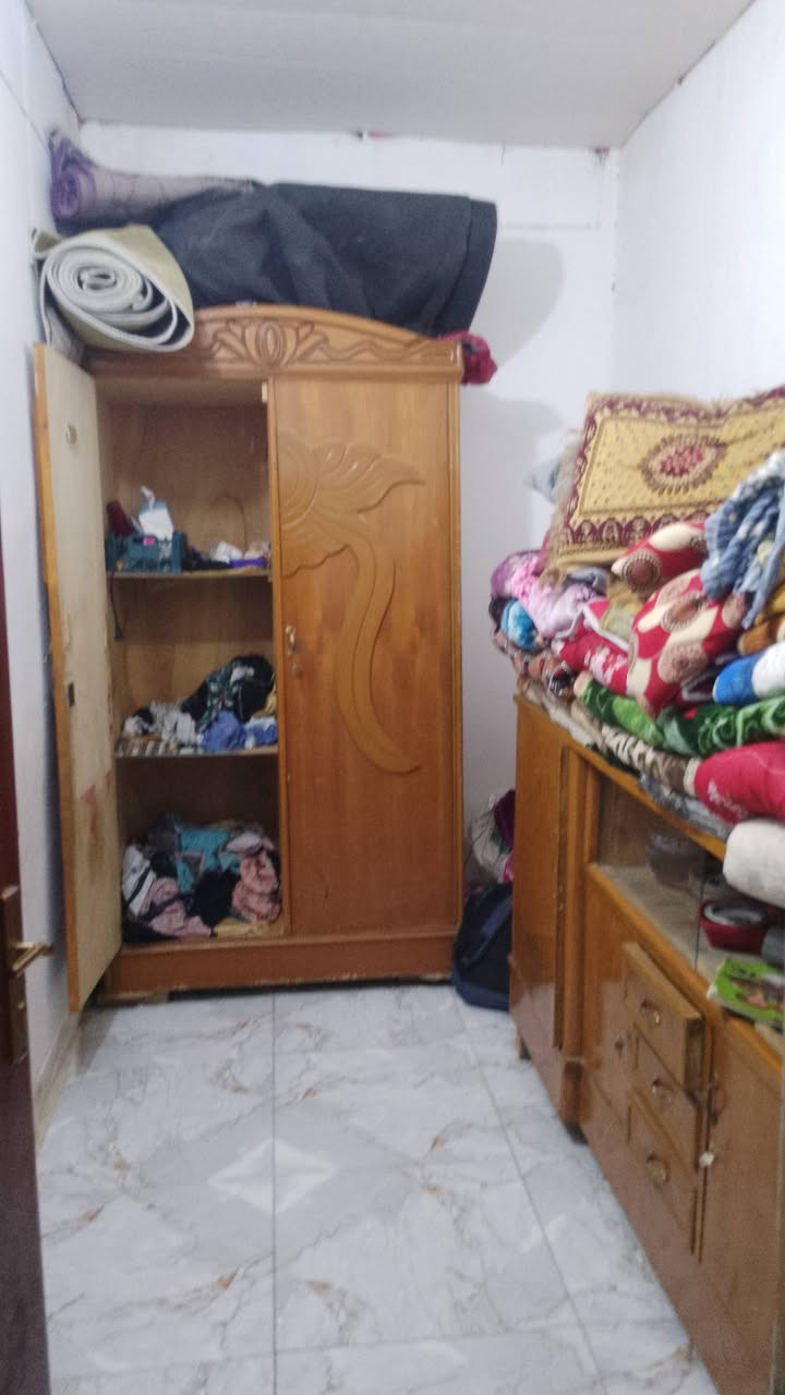 للبيع مساحه 110م وفوك مسجل بلبلديه ومرقم مشمول بلتطويب وبقرار 320يتگون من غرفتين وصاله واستقبال ومطبخ وصحيات داخله وخارجيه ومكشوفه وطارمه وبيتونه ودرج مع تشاريف وفوك مغزن ارضيه بورسلين الجدار سيراميك سقوف ثانويه البيت ديكور 
بناء ابلوك سكف عكاده شيلمان السطح مطبك فرشي العنوان شارع المطار الجديد لشارع المجاور أسواق فدك قريب علشارع السعر 36بي مجال للستفسار اتصل ***********
