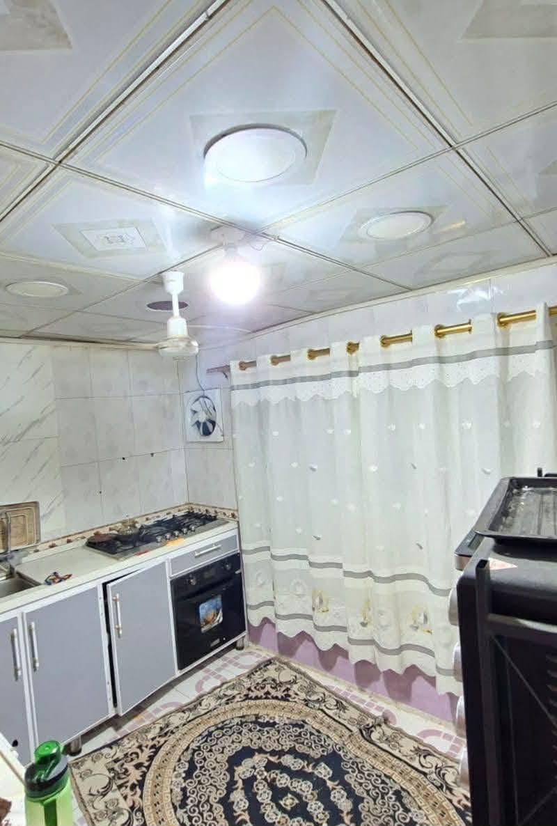 شقه للبيع عمارات الطاقة وسط متكونه من غرفتيين وصاله ومطبخ وحمام وتواليت وبلكونات ثنين  الرقم ***********
