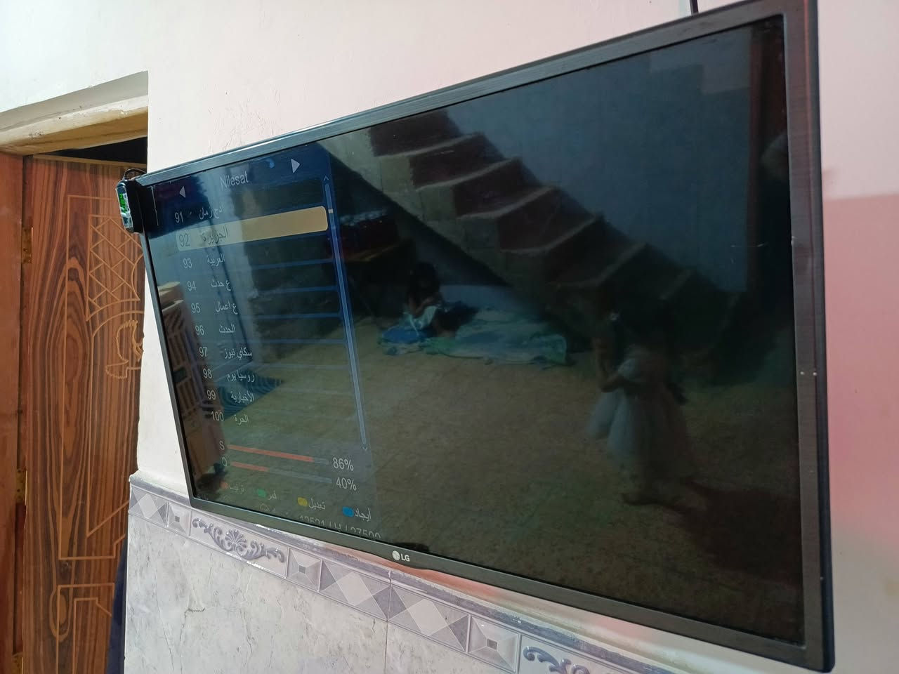 شاشه للبيع  LG الاصليه حجم 32 بدون نت اصليه علفحص سعر 85 وبيه مجال بسيط
