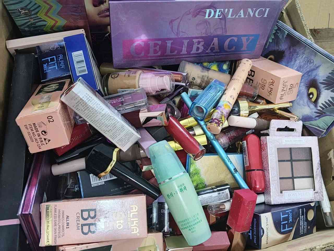 شلعت مكياج اكثر من 200 قطعه 55 التوصيل مجاني لكل المحافظات للحجز واتساب فقط متوفر كارتونه عنايه 35 قطعه 30 الف توصيل مجاني لجميع المحافظات ***********
