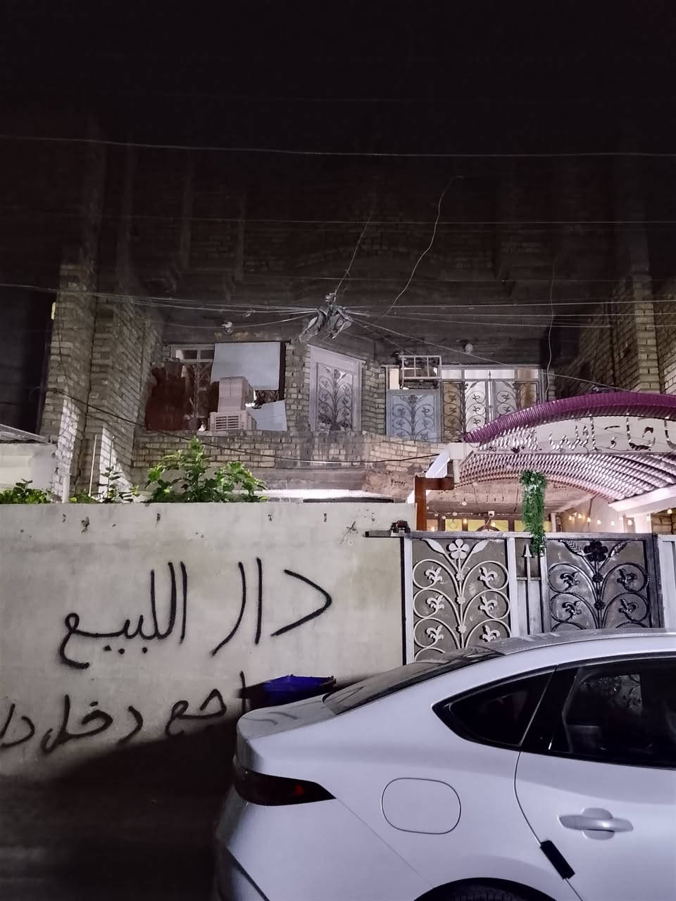 بيت طابو مساحته 150م جبه 7ونص ونزال 20بيت طابقين ونص
اربع غرف نوم نضام سويت طابق الاول حديقه +طرمه +ستقبال +مطبخ +صاله +غرفه+حمام+ترك
طابق ثاني غرف ثنين نضام سويت +صاله 
طابق ثالث غرفه وحمام ومطبخ نضام شقق +سطح ارضي +سطح نضام محميه حيوانات 
بيت حديث وعالي عن الشارع  سعر 180 مليون وقابل للتفاوض رقم ***********
رقم ***********
