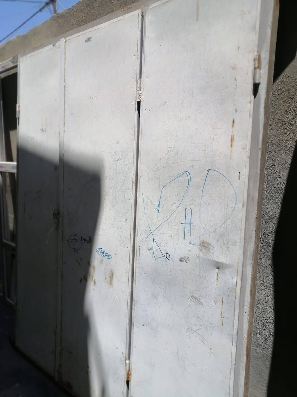 سلام عليكم
باب حديد دفتري ٣ فردات. طول ٢ متر و٧ سم+عرض١متر و٧٠ سم
#سعره_175

جام خانه نفس قياس الباب الدفتري كامله وجامها موجود وسليم
#سعرها_150 

باب صغير حديد مع چرچوبته  طول ١ متر و٩٠ سم+عرض ٧٦ سم
#سعره_50
***********
